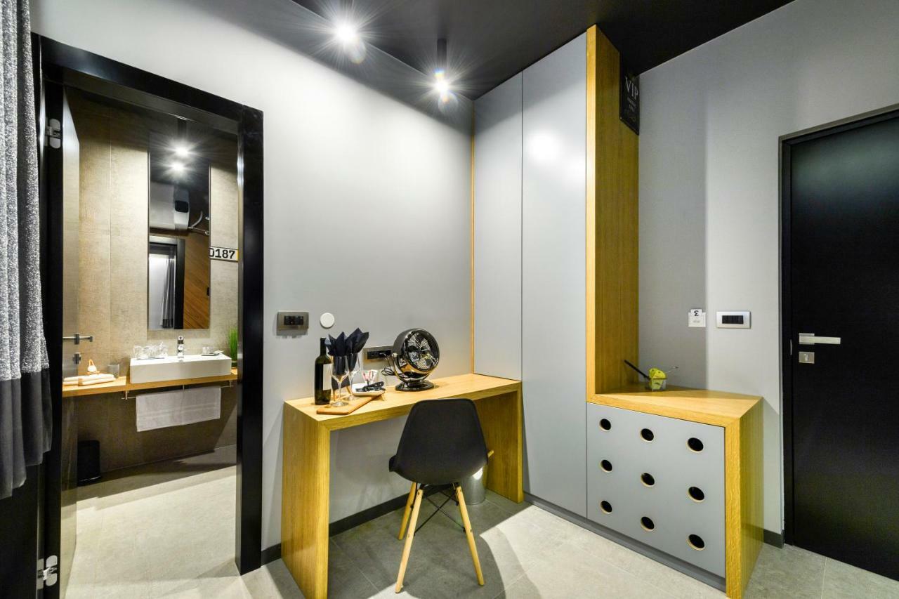 Split Industrial Design Rooms Экстерьер фото