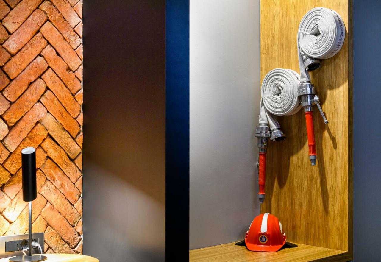 Split Industrial Design Rooms Экстерьер фото